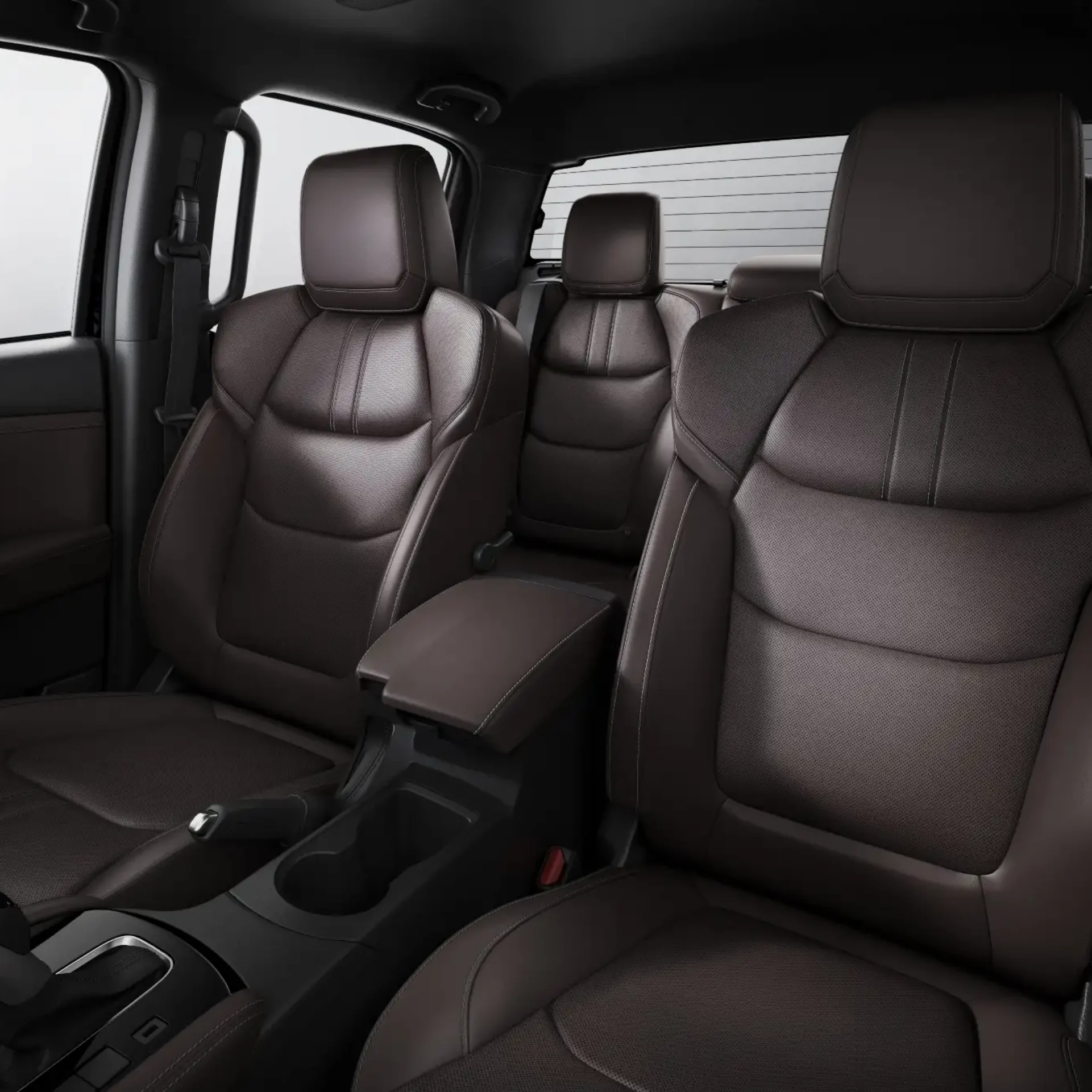 El interior de Mazda BT-50 está diseñado para ofrecer un equilibrio perfecto entre comodidad y funcionalidad, ideal para cualquier aventura. Los asientos ergonómicos en materiales premium brindan un soporte excepcional para conductor y pasajeros, incluso en los terrenos más exigentes. Disfruta de cada detalle, desde la amplitud de su doble cabina, hasta la tecnología intuitiva a tu alcance, creando una experiencia única y conectada en cada trayecto.
