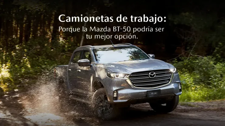 Mazda BT-50 en accion, en carretera, desfiando limites
