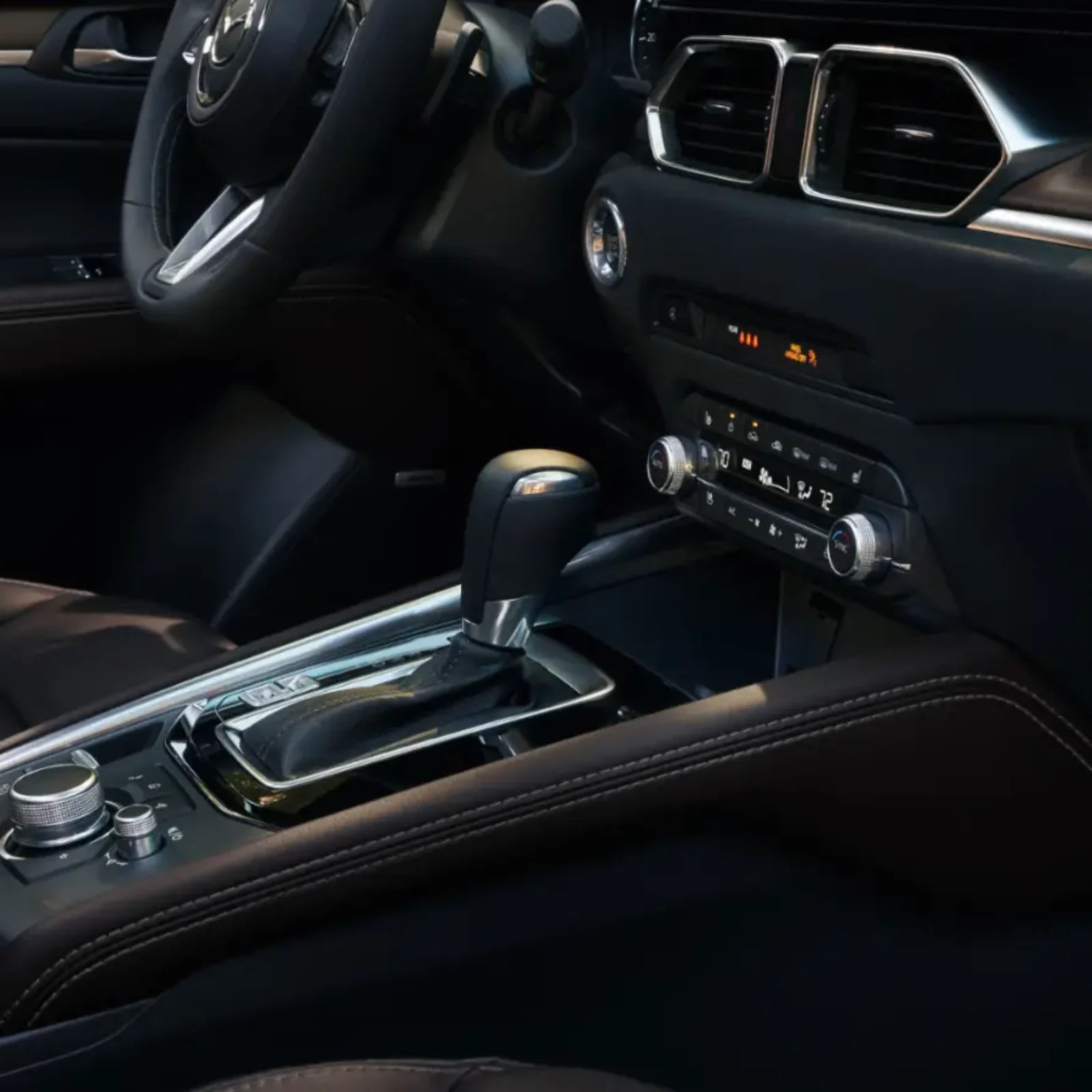 Consola central del Mazda con palanca de cambios automática y Commander Control integrado.