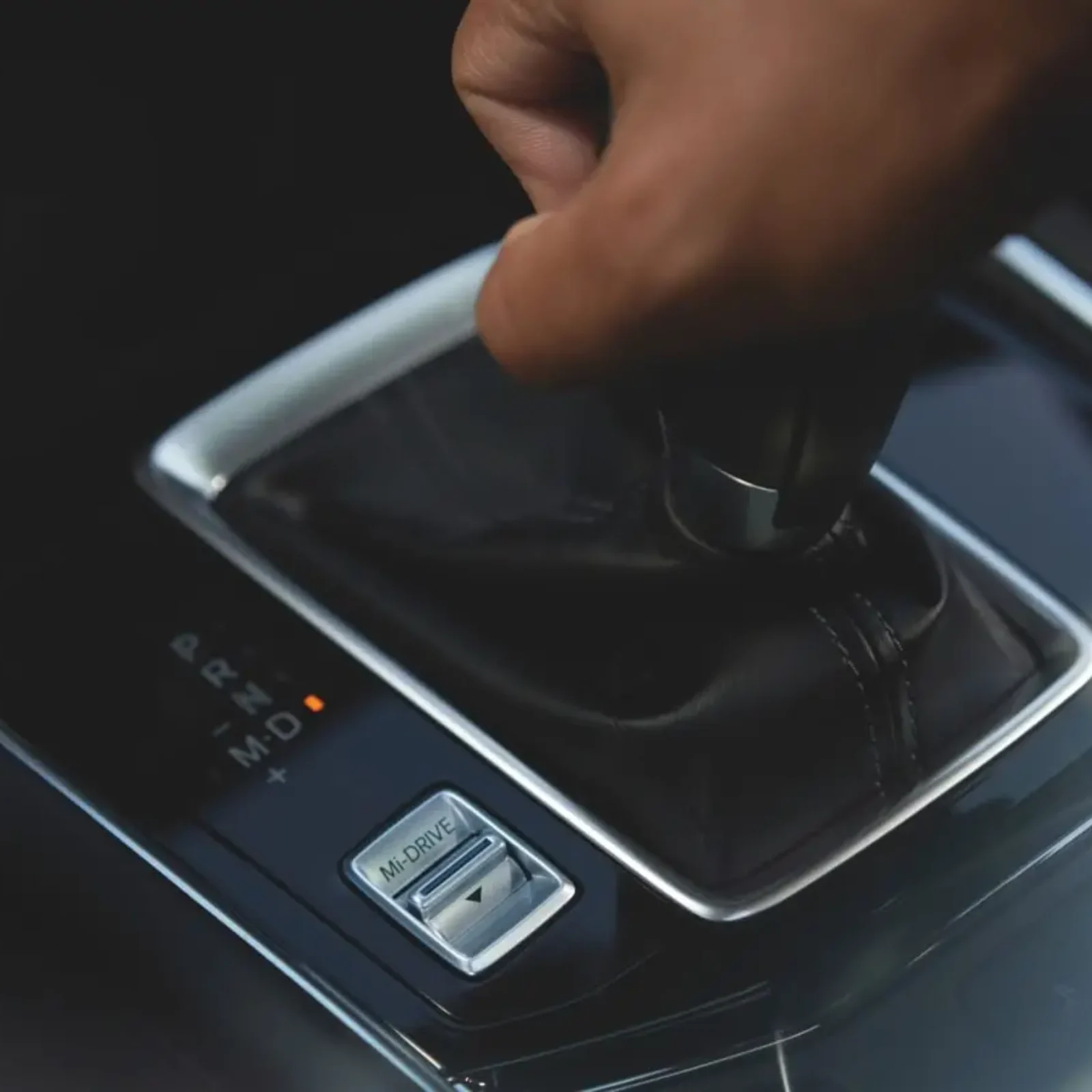 Control intuitivo y ergonómico del sistema Mazda Connect.