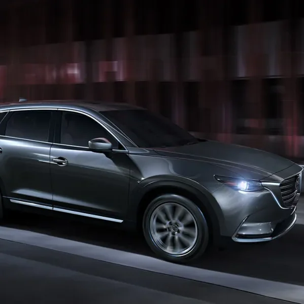 SUV Mazda cx-9 en movimiento