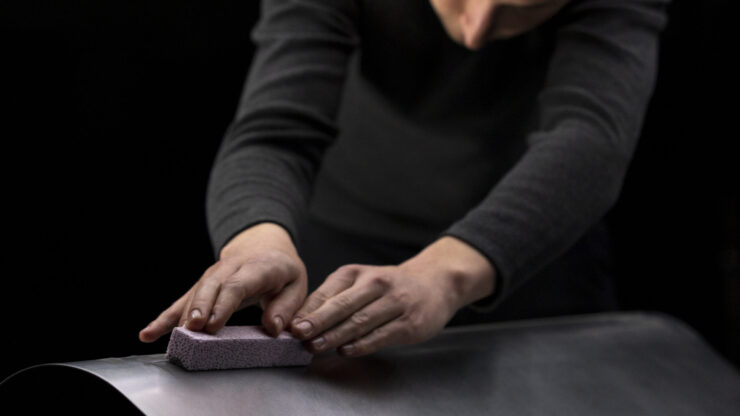 Artesano Takumi trabajando en la fabricación de un vehículo Mazda con precisión y detalle. / Suministrado Mazda