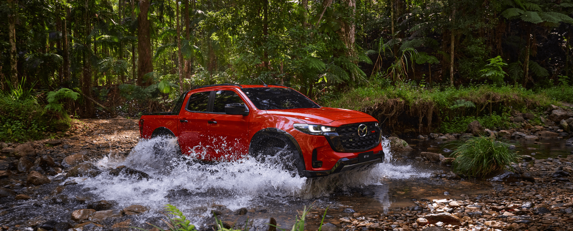Mazda BT-50 2025 cruzando terreno extremo: potencia y rendimiento off-road