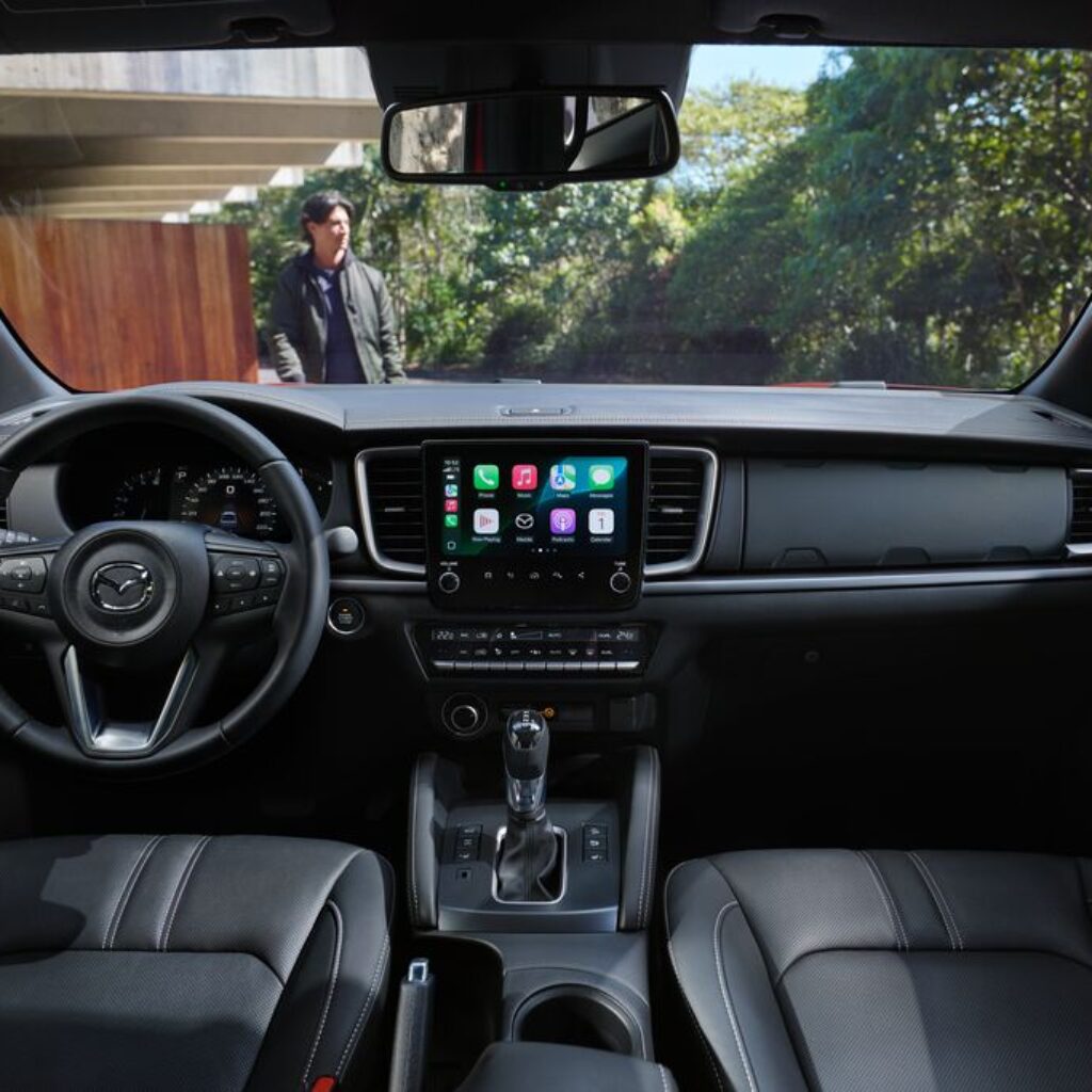 Interior Mazda BT-50 2025: cabina tecnológica y confortable con conectividad total